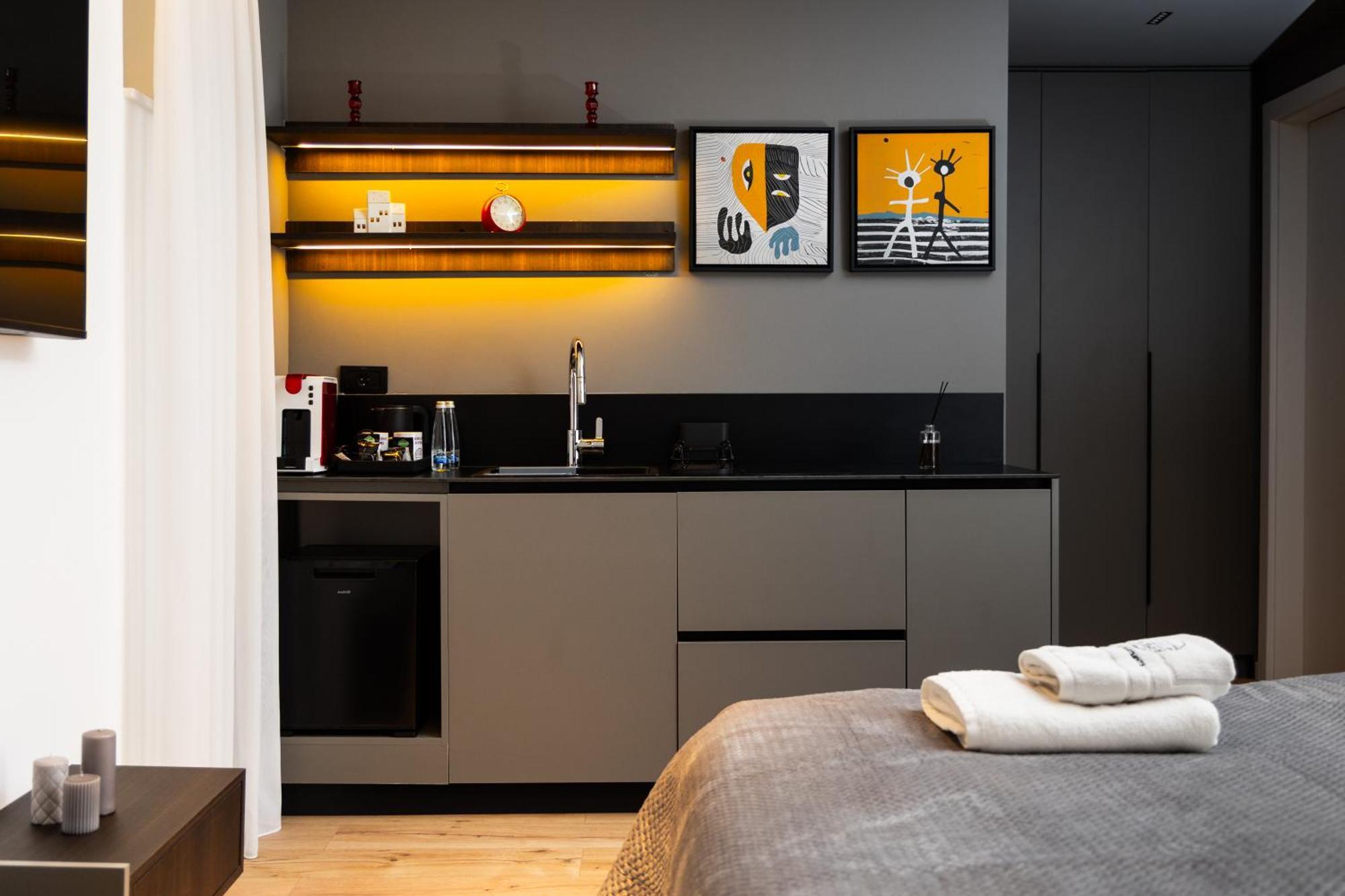 Erika'S Apartments Приштина Экстерьер фото