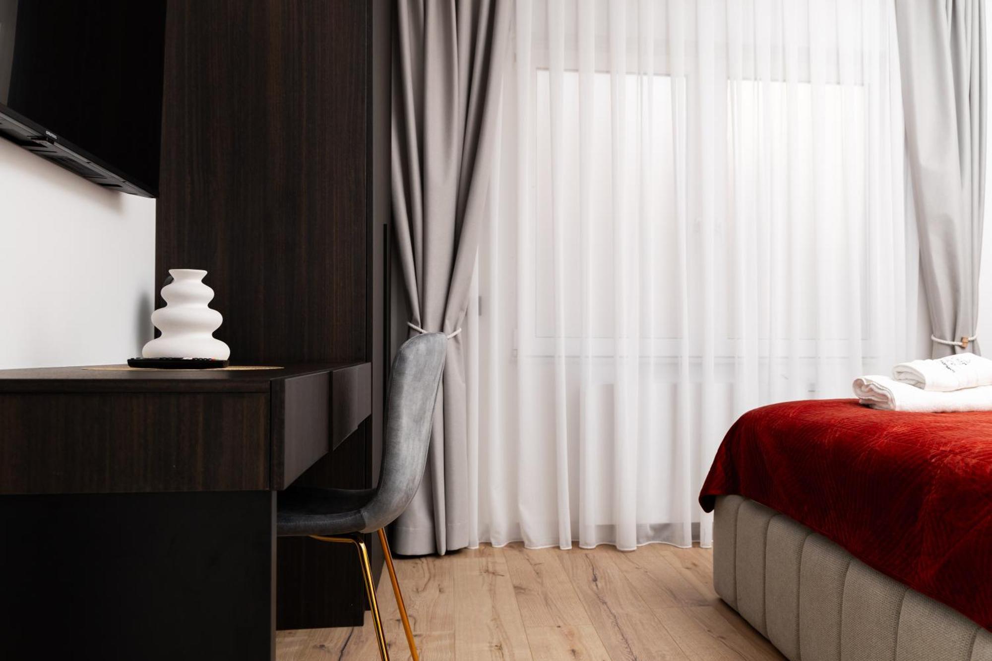 Erika'S Apartments Приштина Экстерьер фото